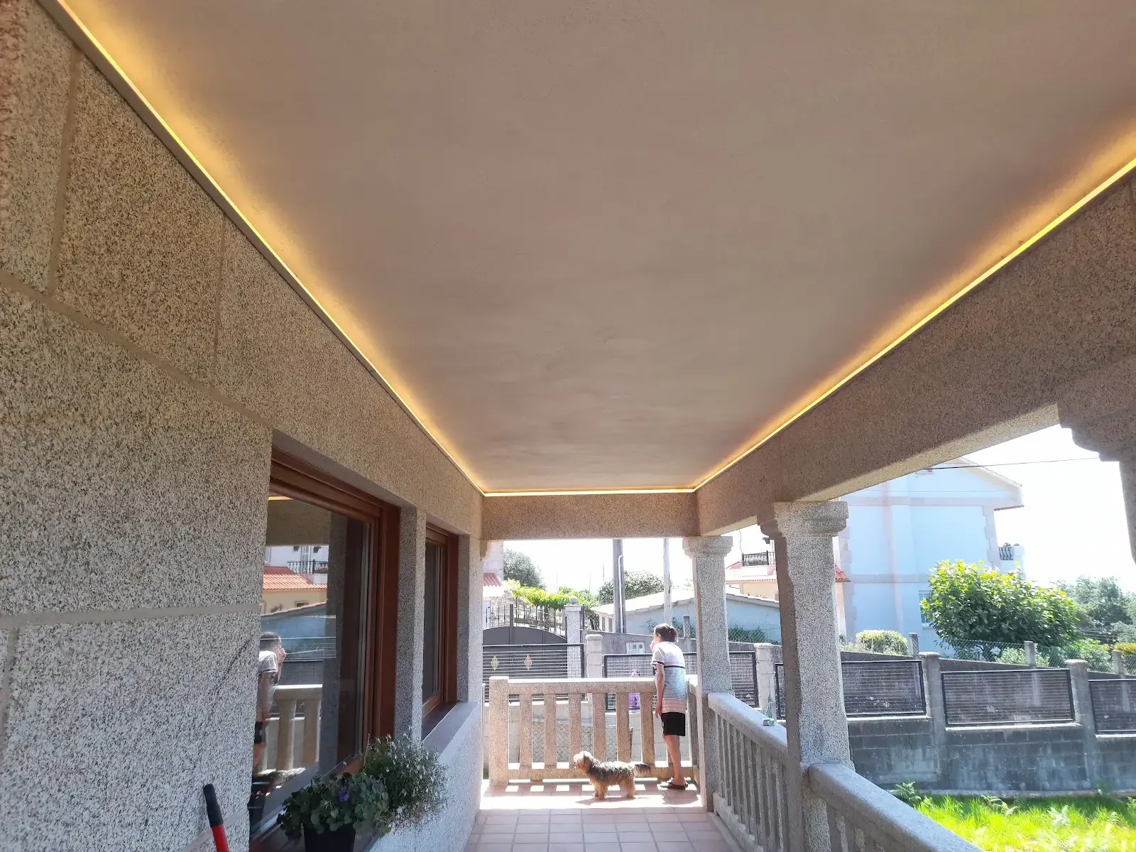 Iluminación LED instalada por AC Electricidad en un porche